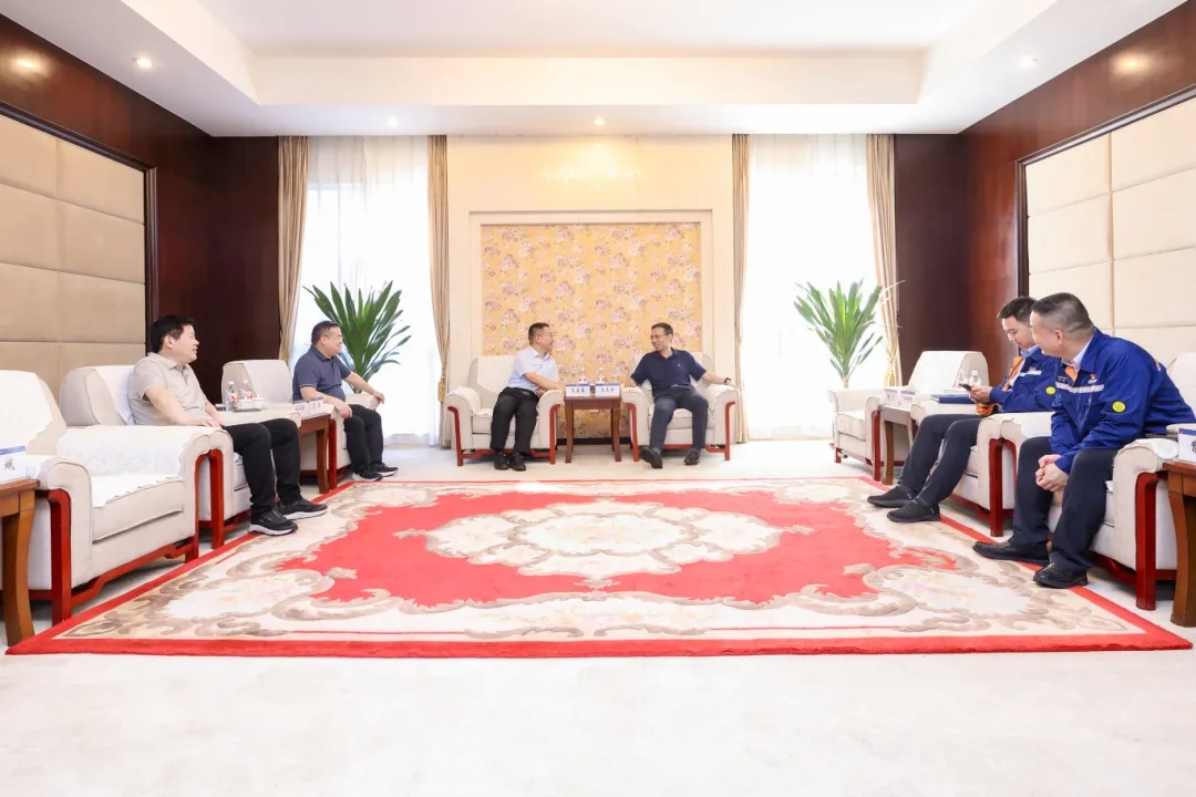 �人���繤��װ�����޹�˾��ί��ǡ����³�����˾��Ф����һ�е������Ӽ��Ź���